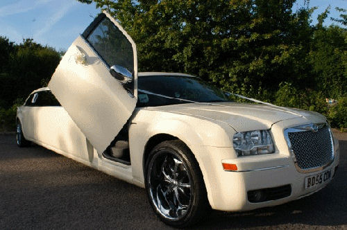 Chauffeur stretch cream Chrysler C300 Baby Bentley limousine hire with Lamborghini doors in Birmingham, Dudley, Wolverhampton, Telford, Walsall, Stafford, Worcester